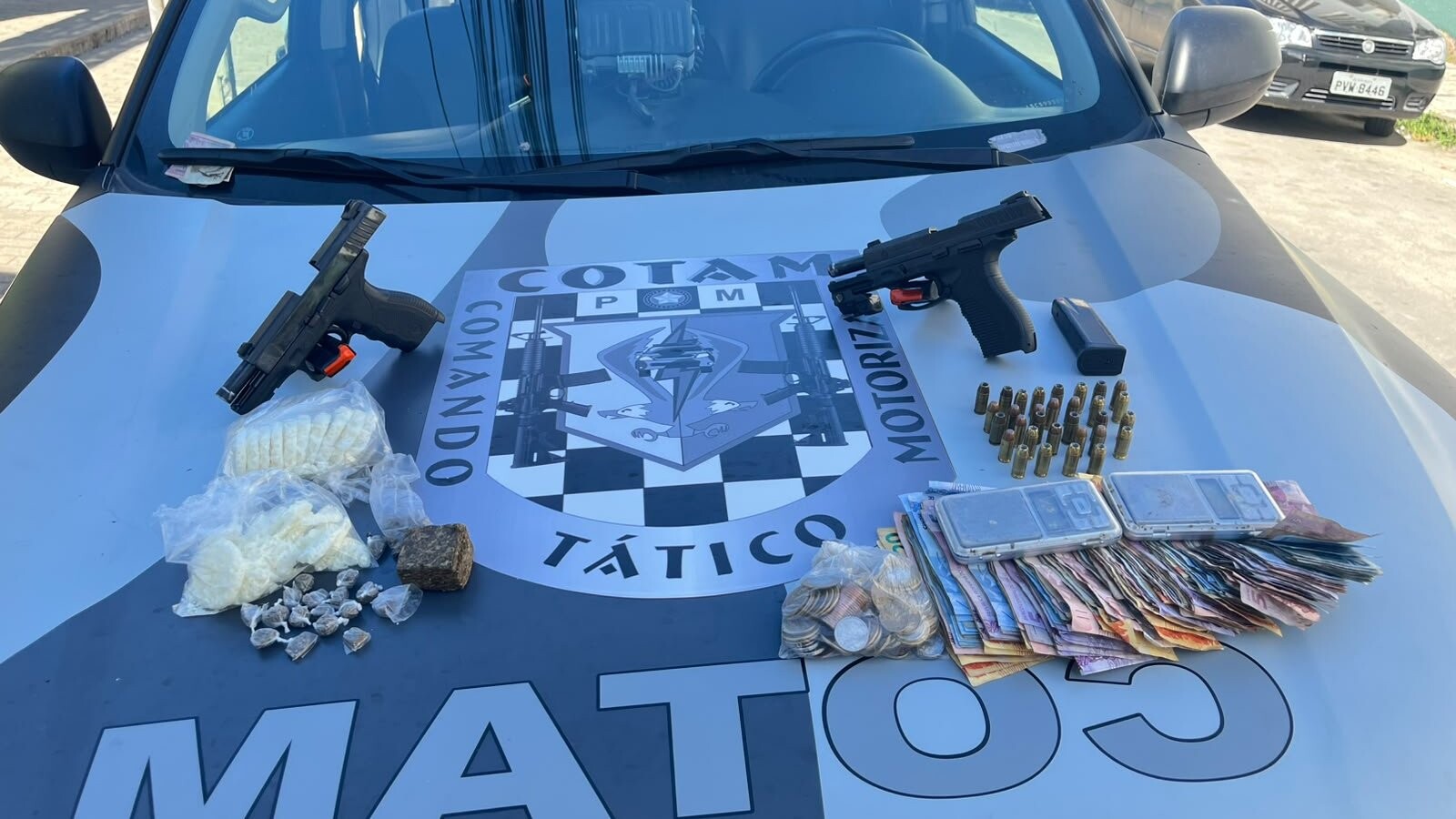 Suspeito é preso com armas e drogas durante operação policial