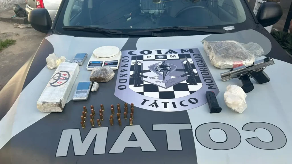Dupla é presa com quase 2,2 kg de drogas e pistola em operação