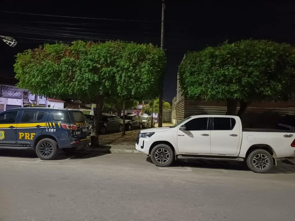 PRF recupera caminhonete roubada e prende suspeito envolvido
