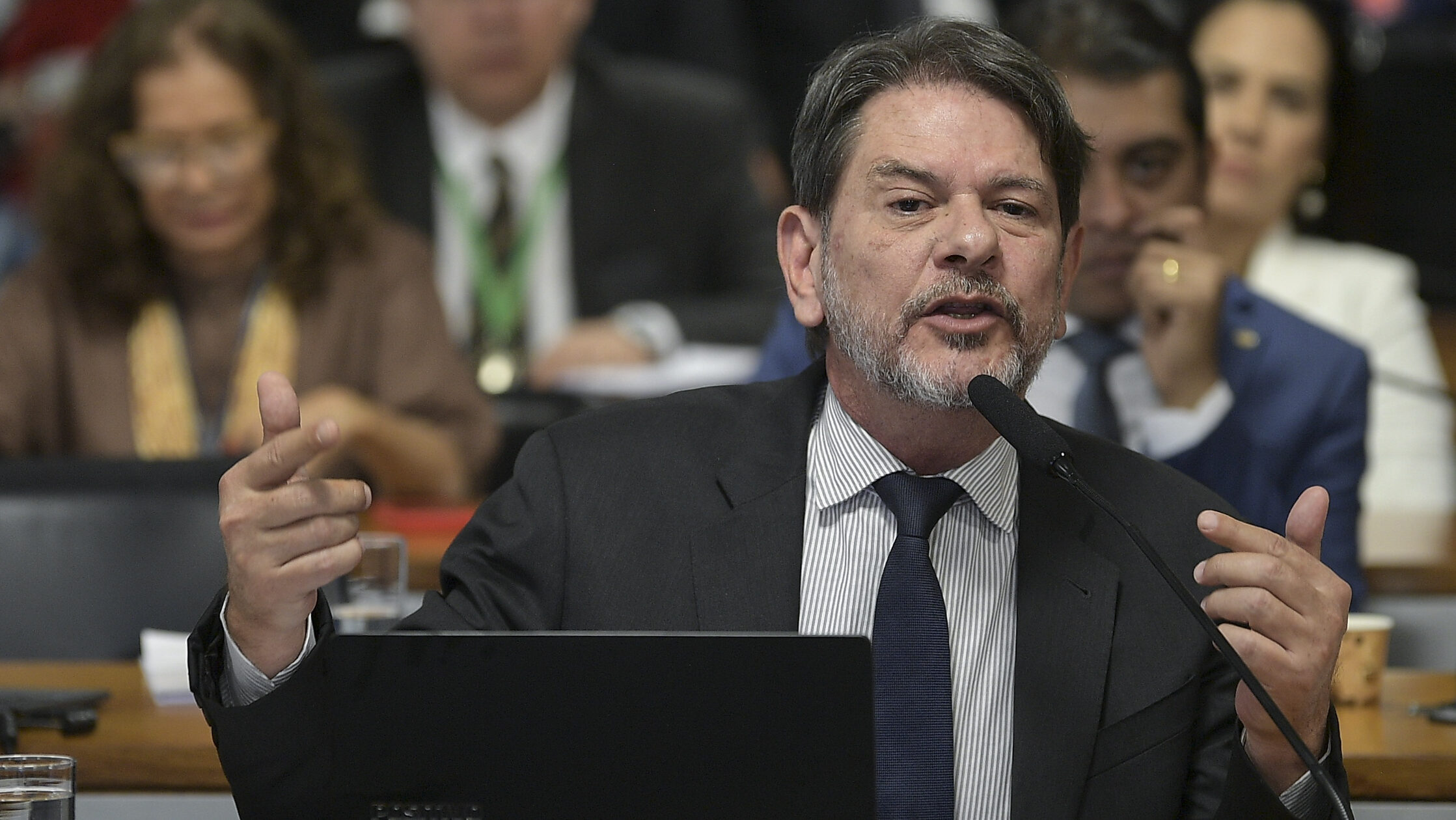 Cid deseja saúde a Eunício após ser chamado de traidor