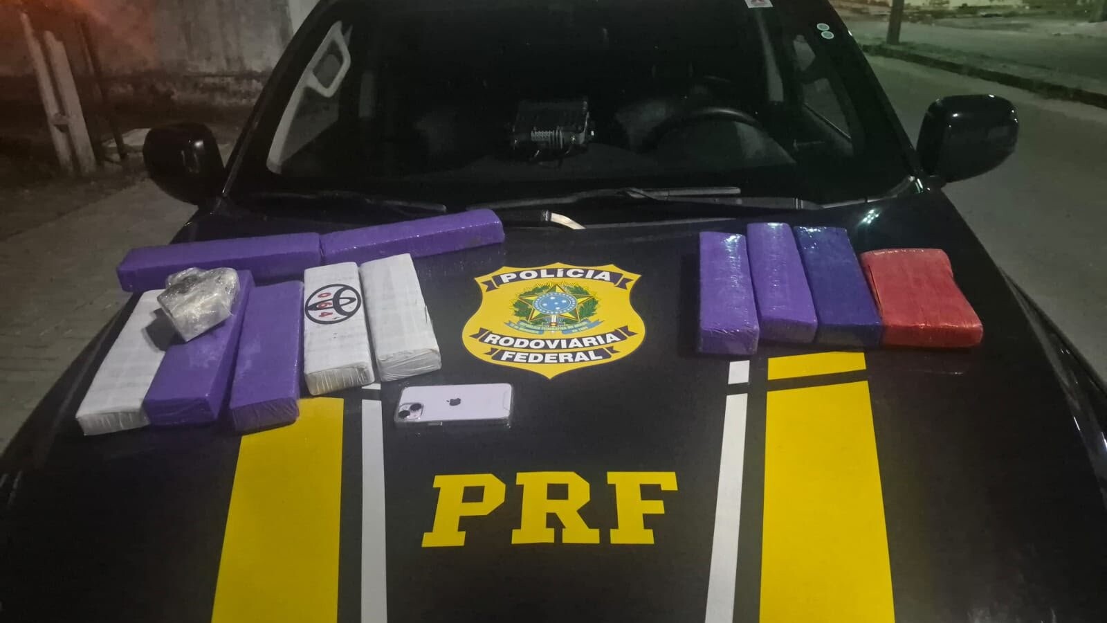 PRF apreende 11 kg de drogas e prende motorista em Icó