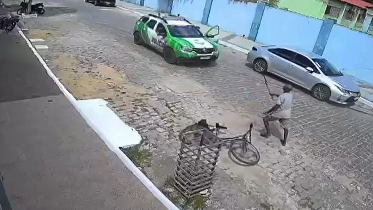 Homem tenta atacar policiais militares com foice e é baleado
