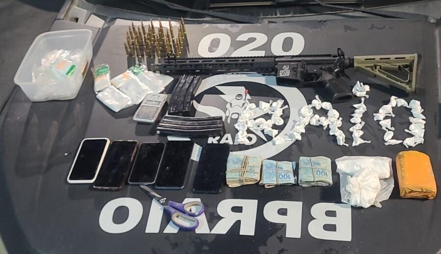 Polícia apreende fuzil, drogas e prende pai e filho em operação