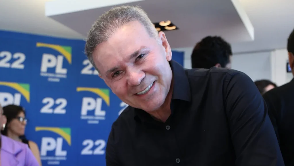 Alcides Fernandes intensifica críticas a Cid Gomes como senador