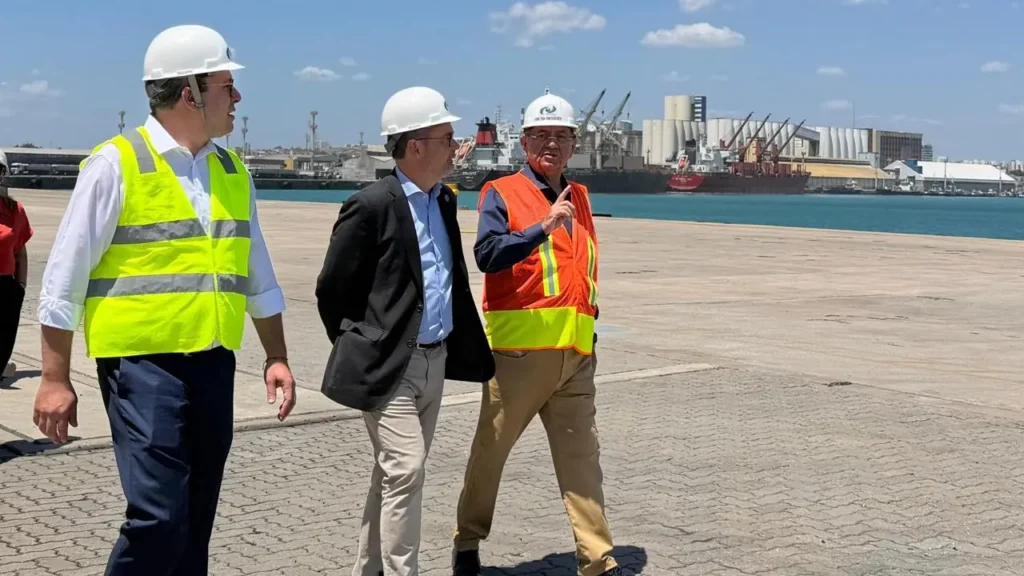 Porto de Fortaleza recebe comitiva da Universidade de Coimbra para parcerias estratégicas