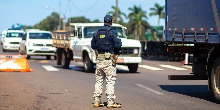 Acidente entre carreta e carro de passeio deixa um morto na BR-116