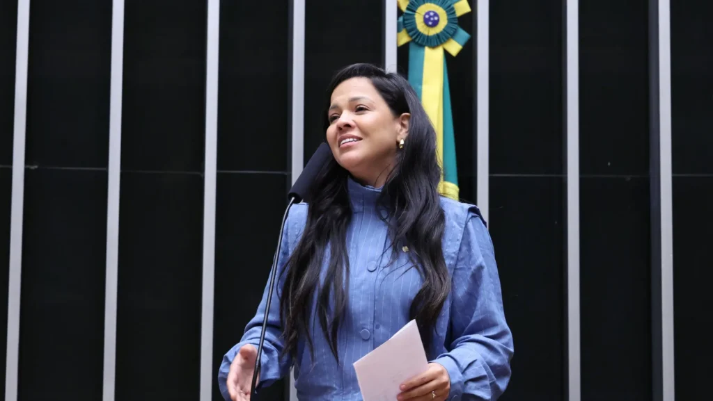 Justiça determina penhora de salário de Priscila Costa para indenização