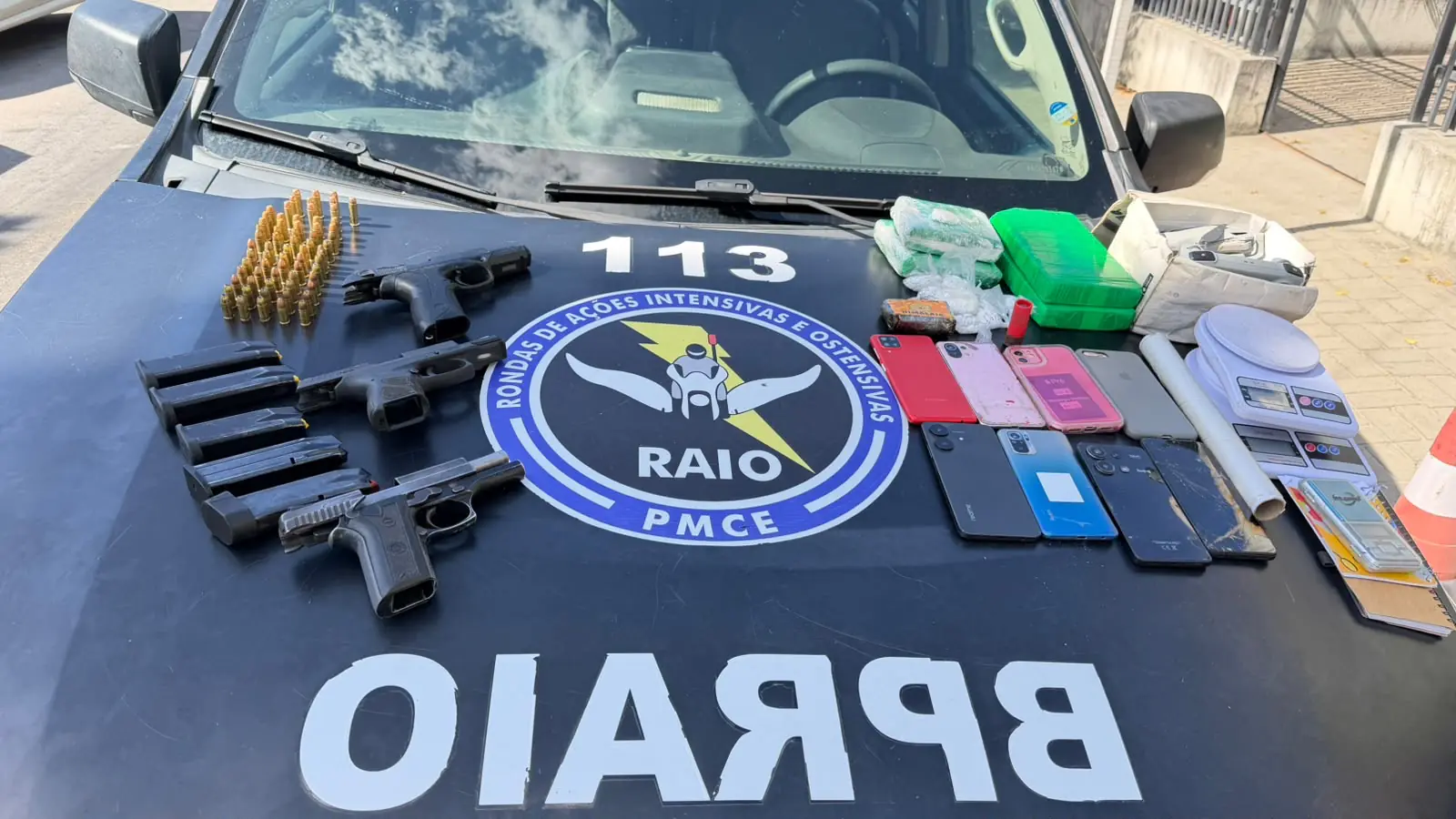 Operação prende quatro suspeitos e apreende drogas e armas
