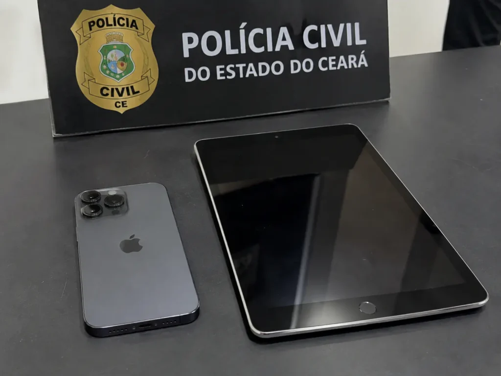 Polícia cumpre mandado contra mãe de namorado de Caracristi e apreende dispositivos