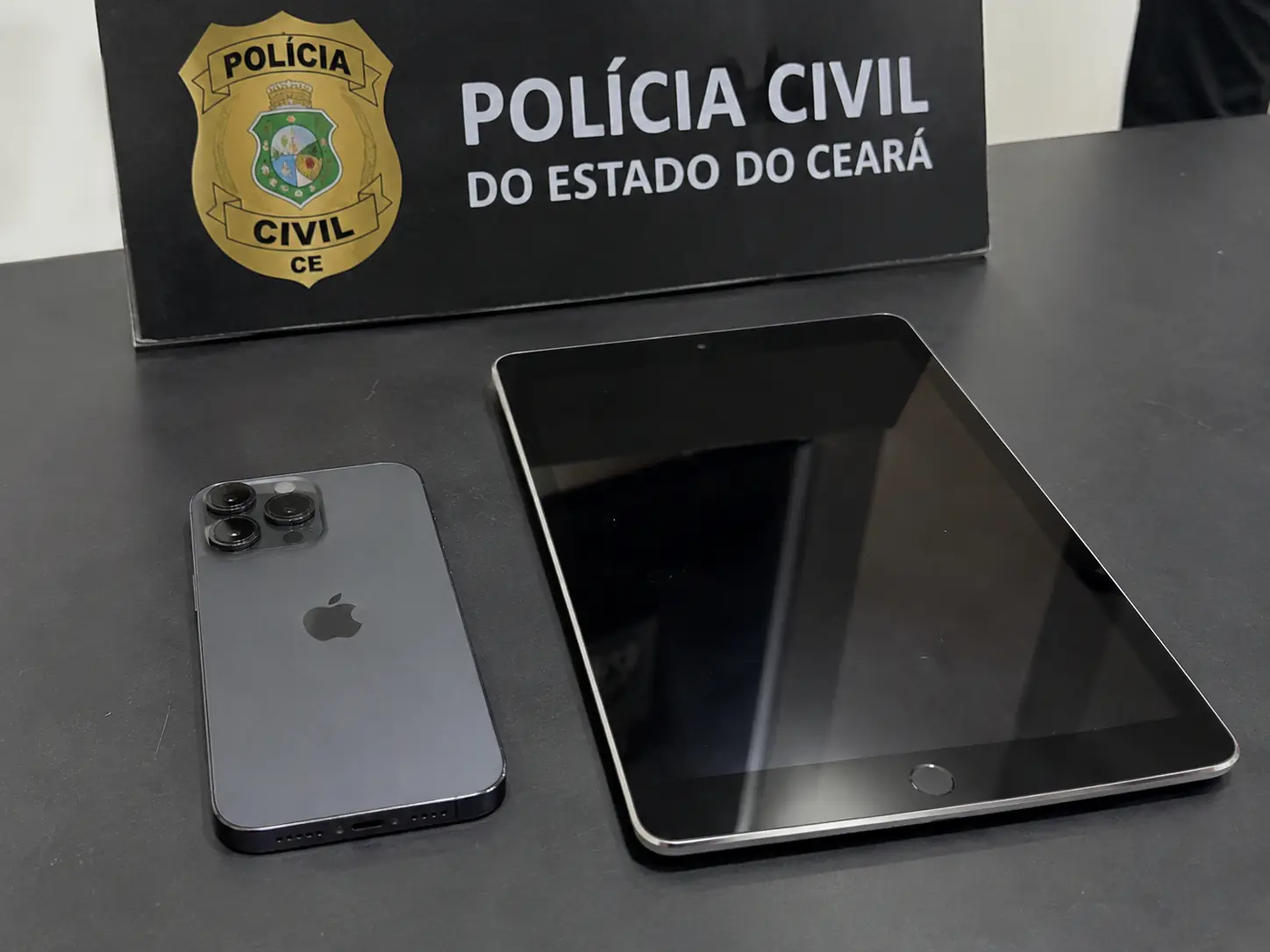 Polícia cumpre mandado contra mãe de namorado de Caracristi e apreende dispositivos