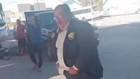 Calça de candidato a deputado cai e ele fica só de cueca