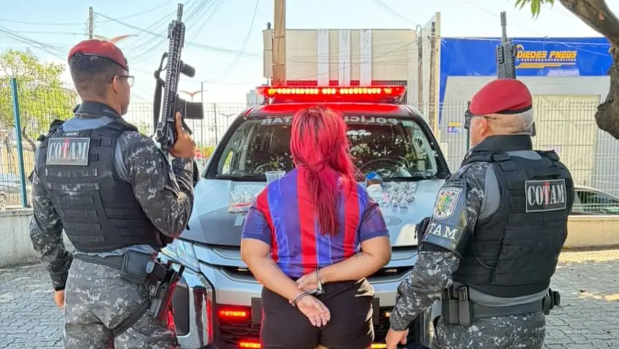 Mulher é presa com quase 900 gramas de drogas no Passaré, Fortaleza