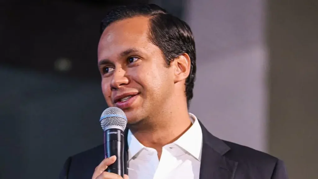 TJCE determina volta de Felipe Vasques à presidência da Câmara