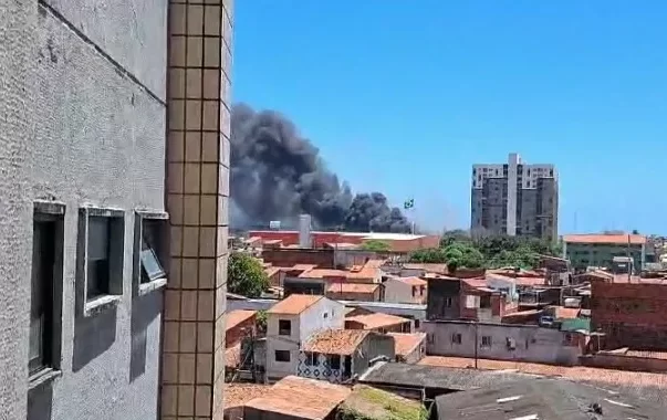 Incêndio atinge terreno de antiga fábrica de castanha de caju