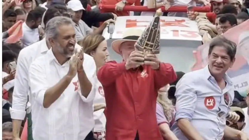 Lula desfila com imagem de Nossa Senhora Aparecida em Fortaleza
