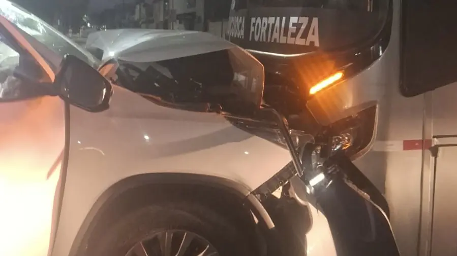 Motorista dirige na contramão da Bezerra de Menezes e causa acidente