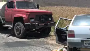 Acidente entre caminhão-pipa e carro deixa três mortos no Ceará