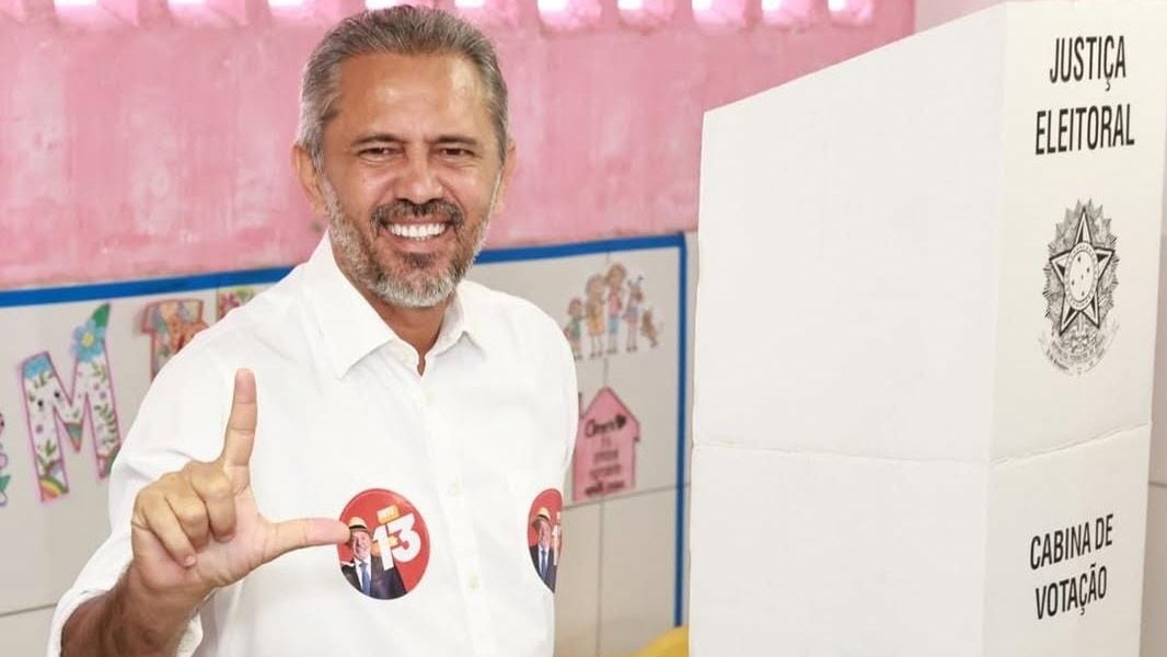 Governador Elmano de Freitas vota em Caucaia e fortalece a democracia