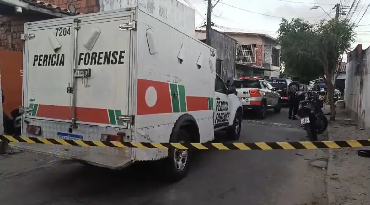 Dois homens são executados a tiros dentro de marcenaria em Fortaleza