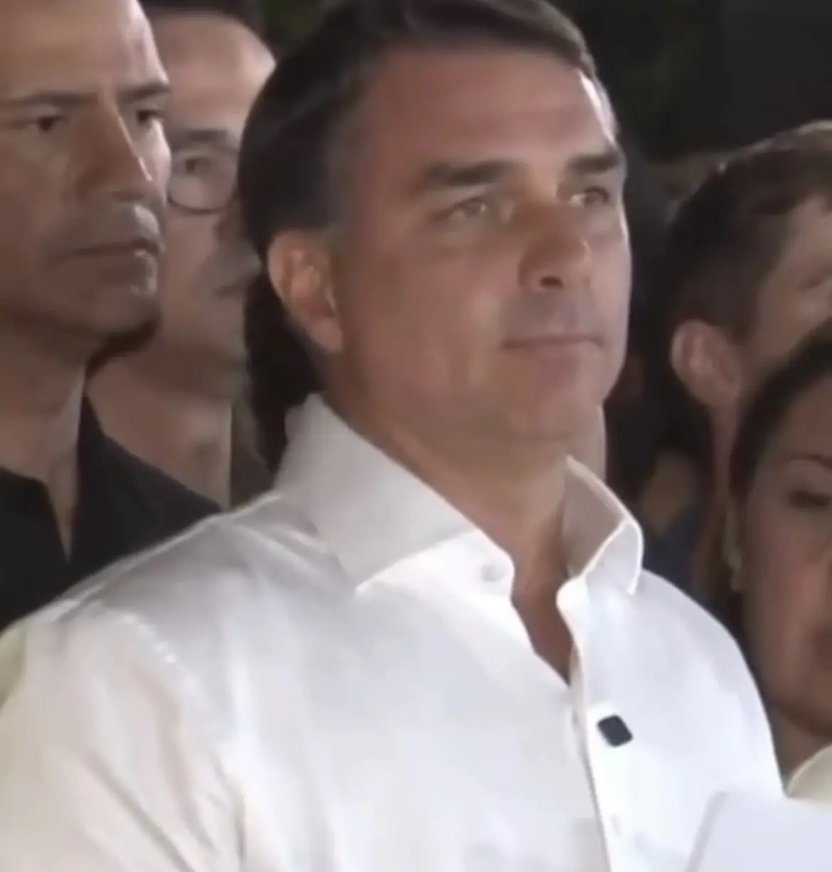 Flávio Bolsonaro contesta derrota para Lula e pede justiça eleitoral