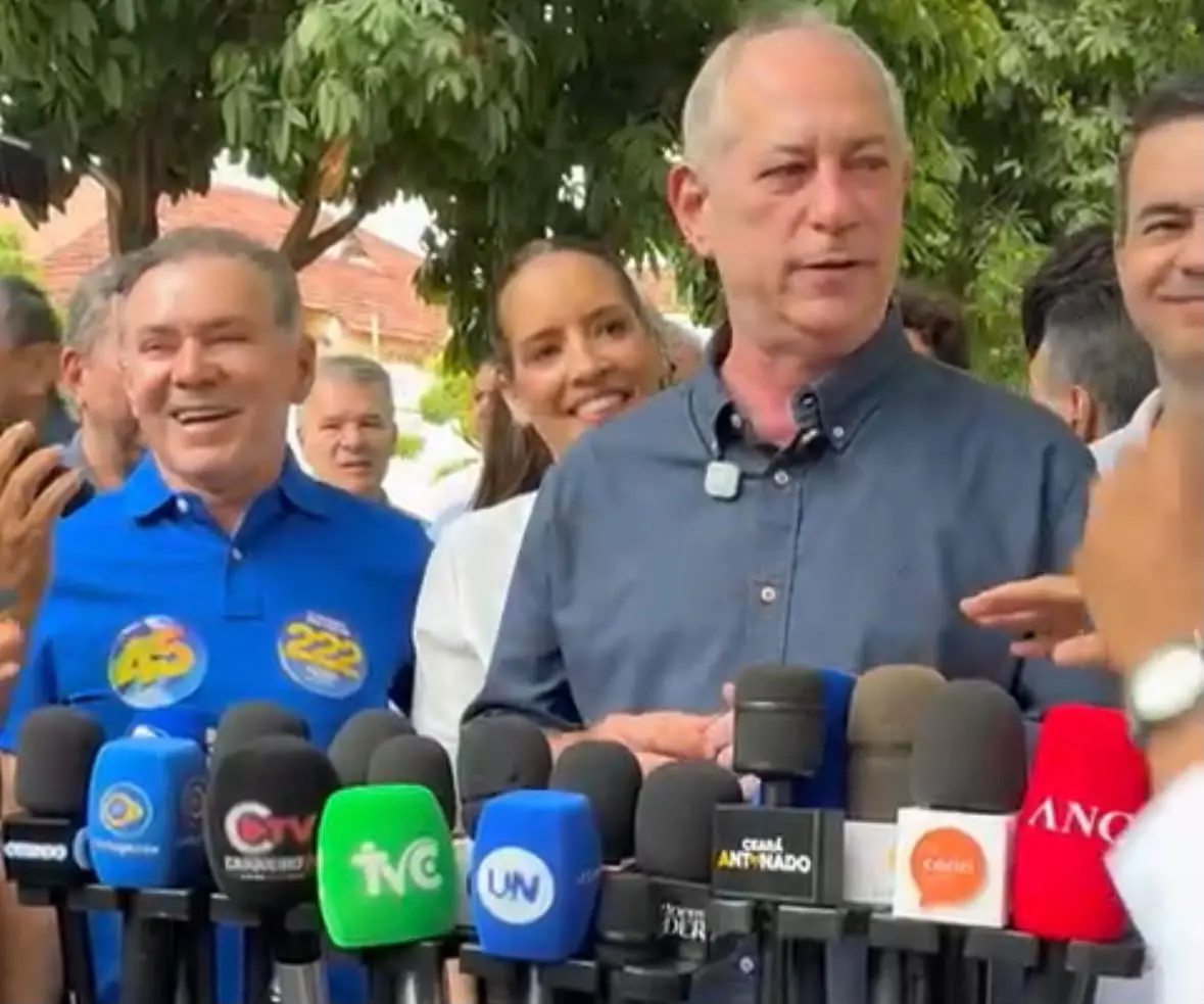 Ciro Gomes vota na Praia de Iracema com apoio político destacado
