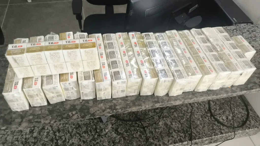 PM apreende 174 frascos de substância emagrecedora e eletrônicos