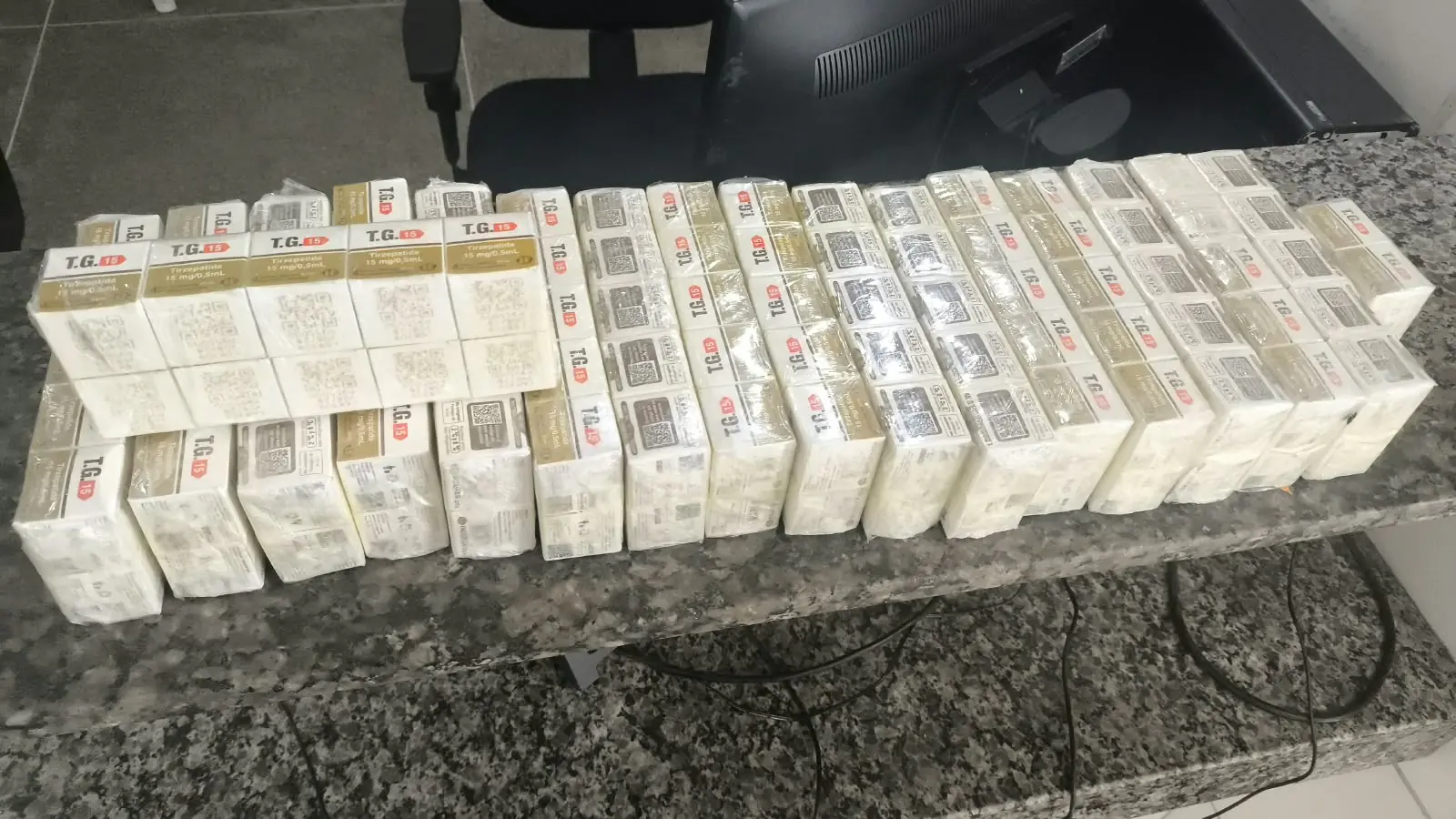 PM apreende 174 frascos de substância emagrecedora e eletrônicos