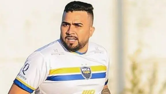 Jogador de futebol amador morre após ser baleado em carro