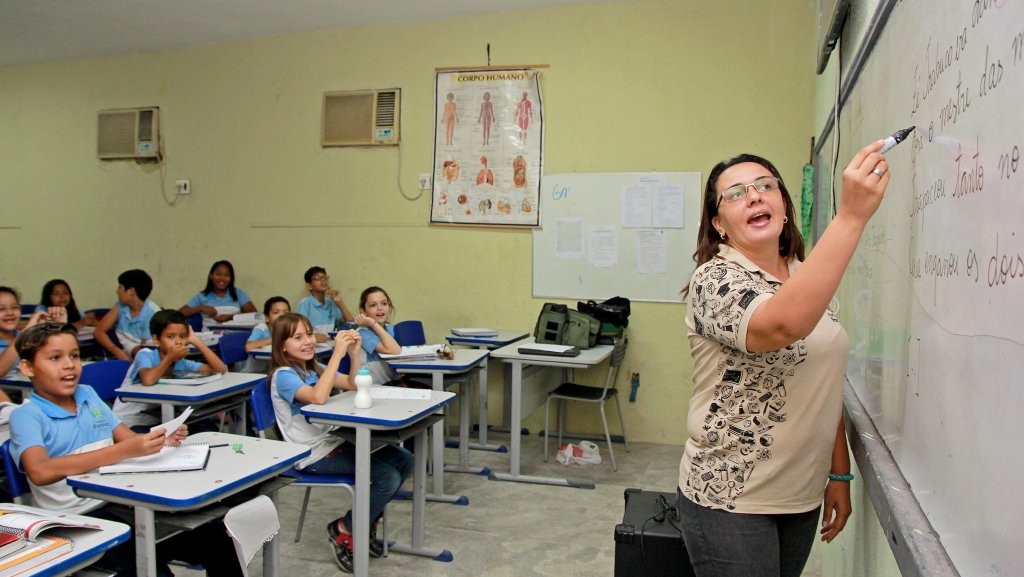 Prefeitura de Fortaleza antecipa feriado do Dia do Professor para aproveitar melhor o descanso