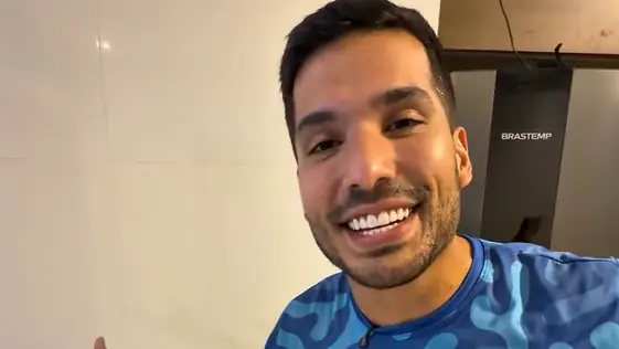 André Fernandes promove adesivaço de Flávio Bolsonaro em Fortaleza