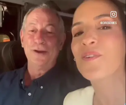 Ciro Gomes canta ao lado da esposa após votação em Fortaleza