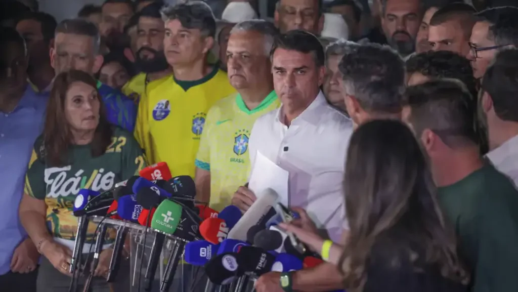 Alexandre Moraes manda Flávio entregar passaporte e proíbe saída