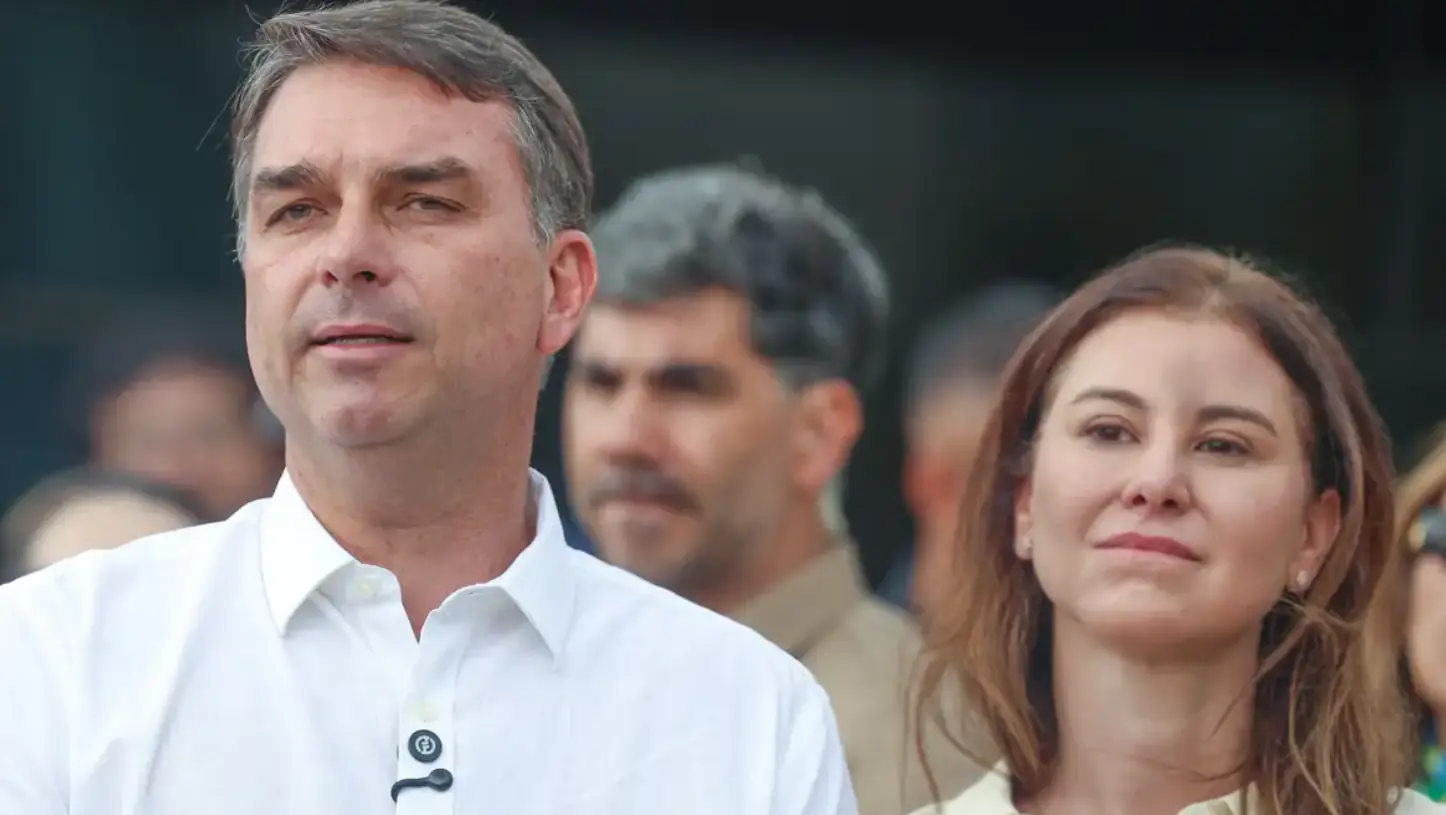 Avião com Flávio Bolsonaro e família vai para Miami em conforto