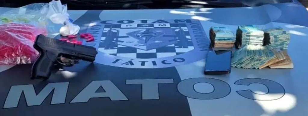 PMCE prende suspeito de tráfico e apreende R$ 66 mil em dinheiro