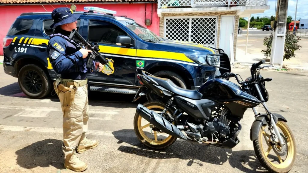 PRF recupera moto furtada em Fortaleza com placa clonada e segurança