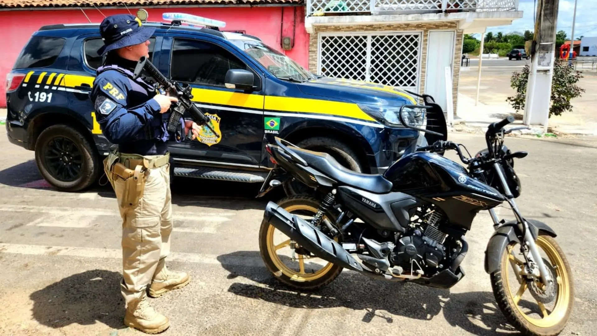PRF recupera moto furtada em Fortaleza com placa clonada e segurança