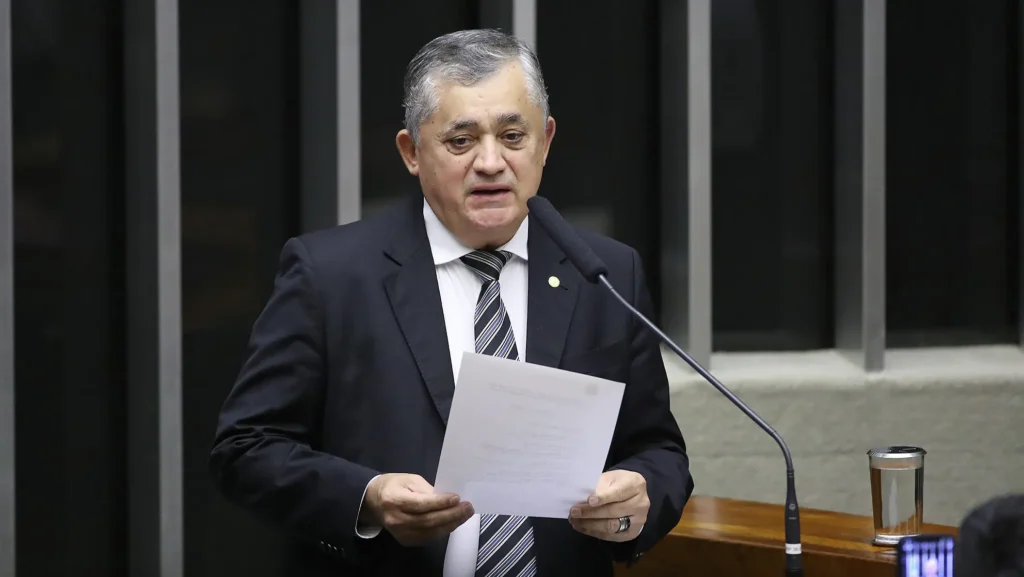José Guimarães reage à fuga de Flávio Bolsonaro para os EUA