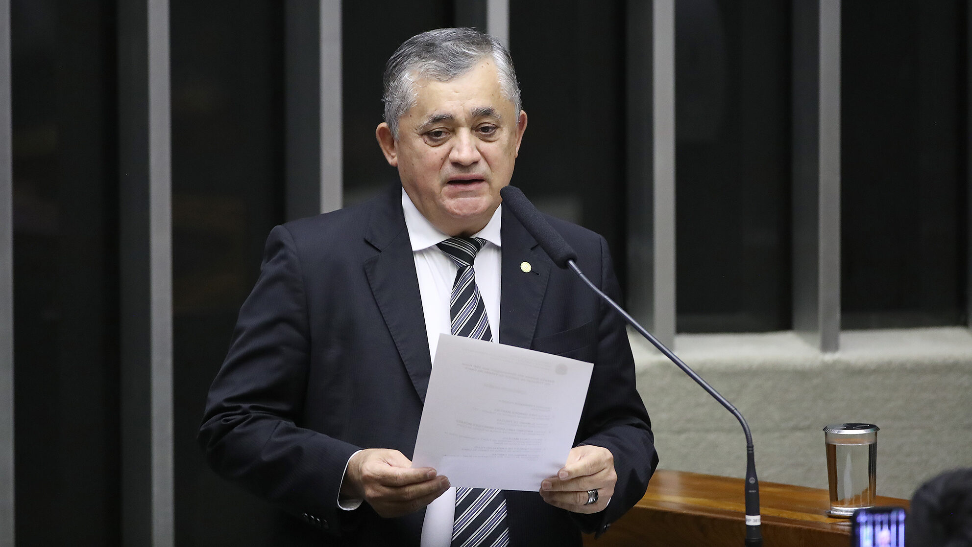 José Guimarães reage à fuga de Flávio Bolsonaro para os EUA