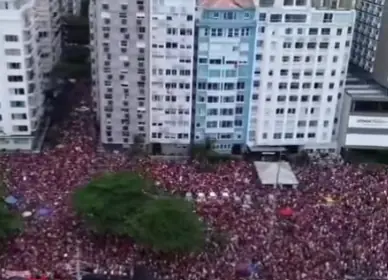 Ato pró-Lula reúne multidão em Copacabana e mobiliza apoio