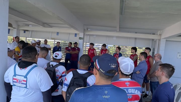Membros de torcida organizada cobram elenco do Fortaleza por resultados